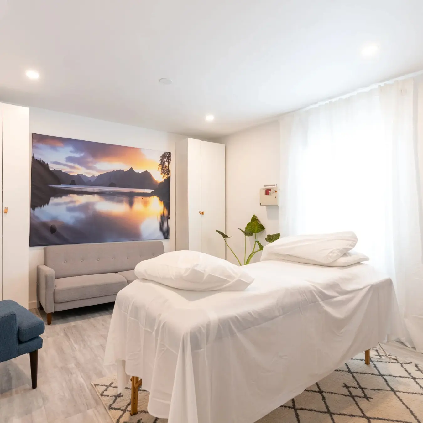 Calming treatment room for endometriosis acupuncture care